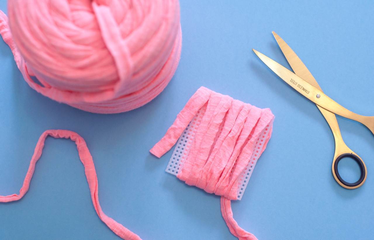 How To Make A Rug With Homemade T-Shirt Yarn | Sewchet How To Make A Rug With Homemade T-Shirt Yarn | Sewchet