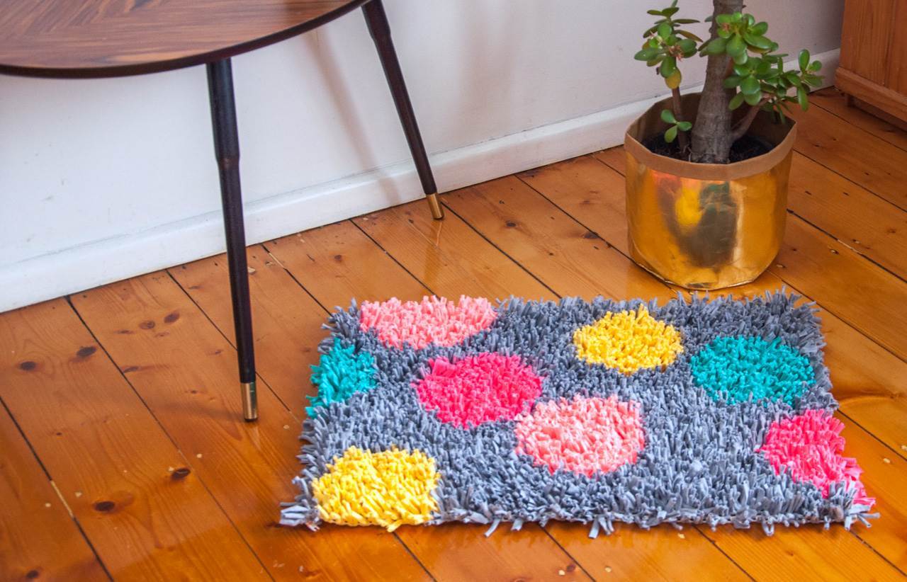 How To Make A Rug With Homemade T-Shirt Yarn | Sewchet How To Make A Rug With Homemade T-Shirt Yarn | Sewchet