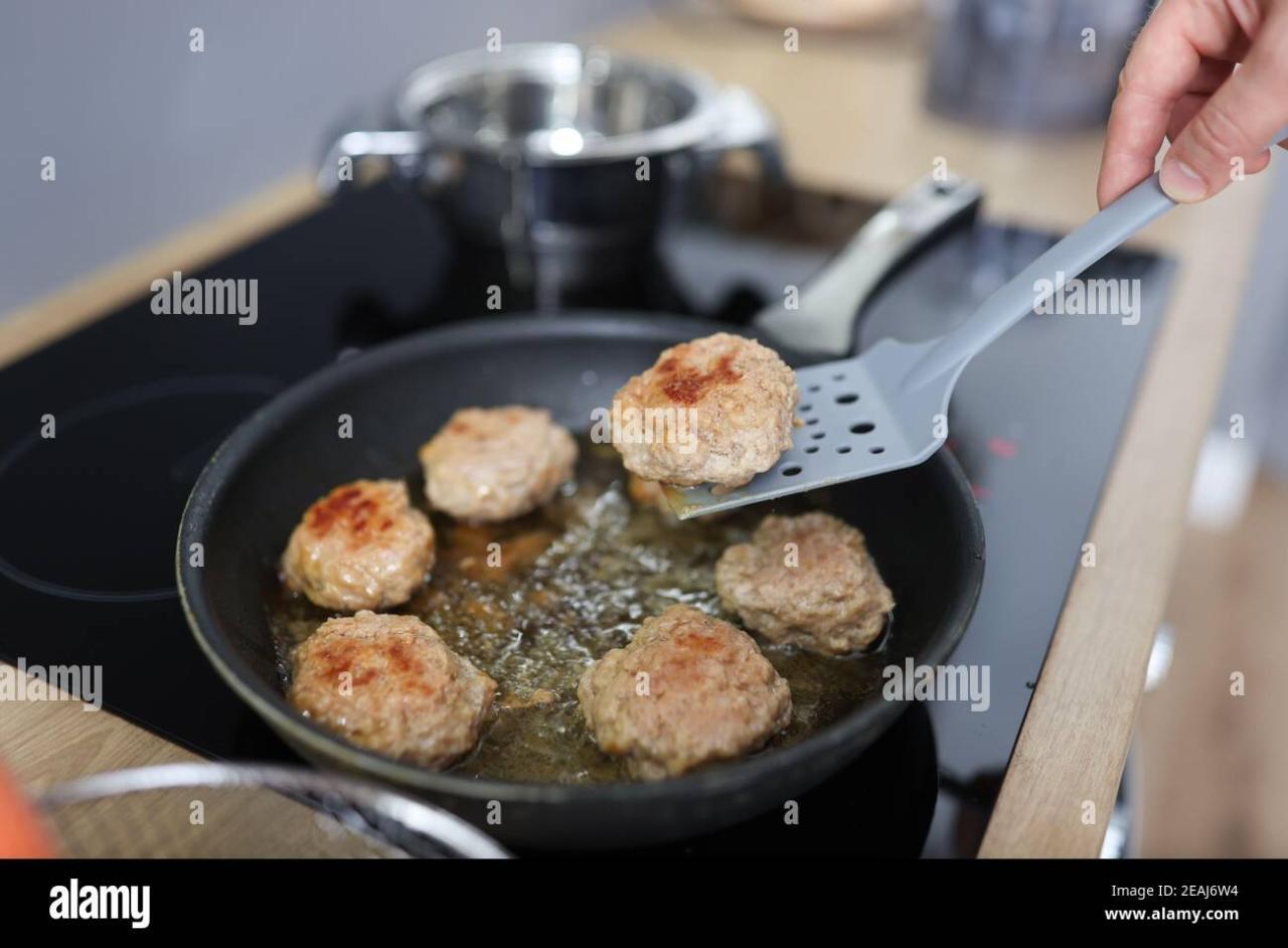 Skillet turn hi-res stock photography and images - Alamy Skillet turn hi-res stock photography and images - Alamy